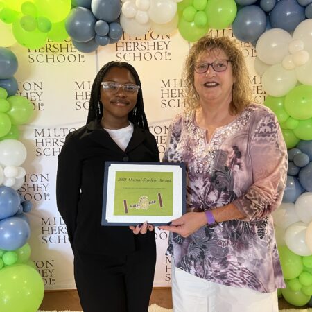 MHS senior Iris Pratt receives the Nurse Jane Award